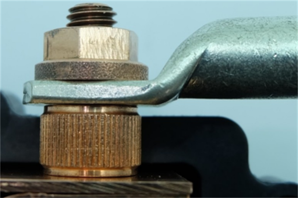 4 使用由高导电铜合金制成的螺栓通过外壳进行接触。（图片：阿诺德成型技术有限公司）.png