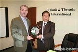 中国紧固件协会会长赠送礼物给HTI主席Michael