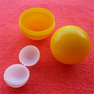 水杯里的杨桃塑料球图片